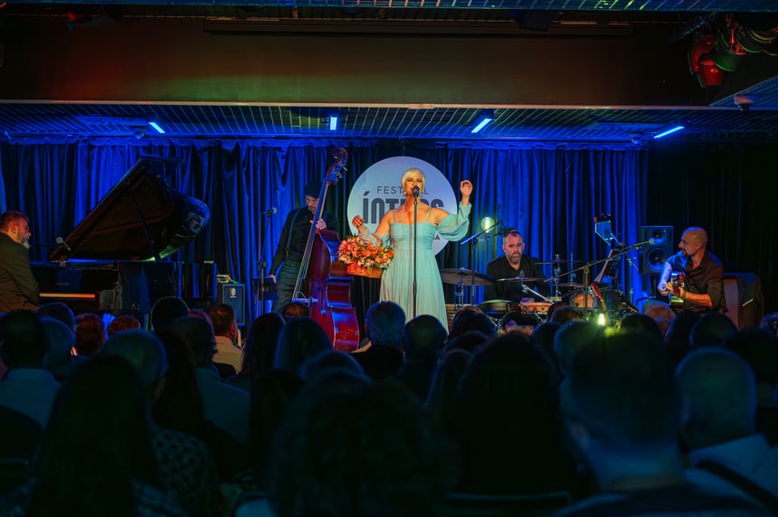 Pasión Vega emociona con su sensibilidad en el Festival Íntims Pasión Vega emociona con su sensibilidad en el Festival Íntims