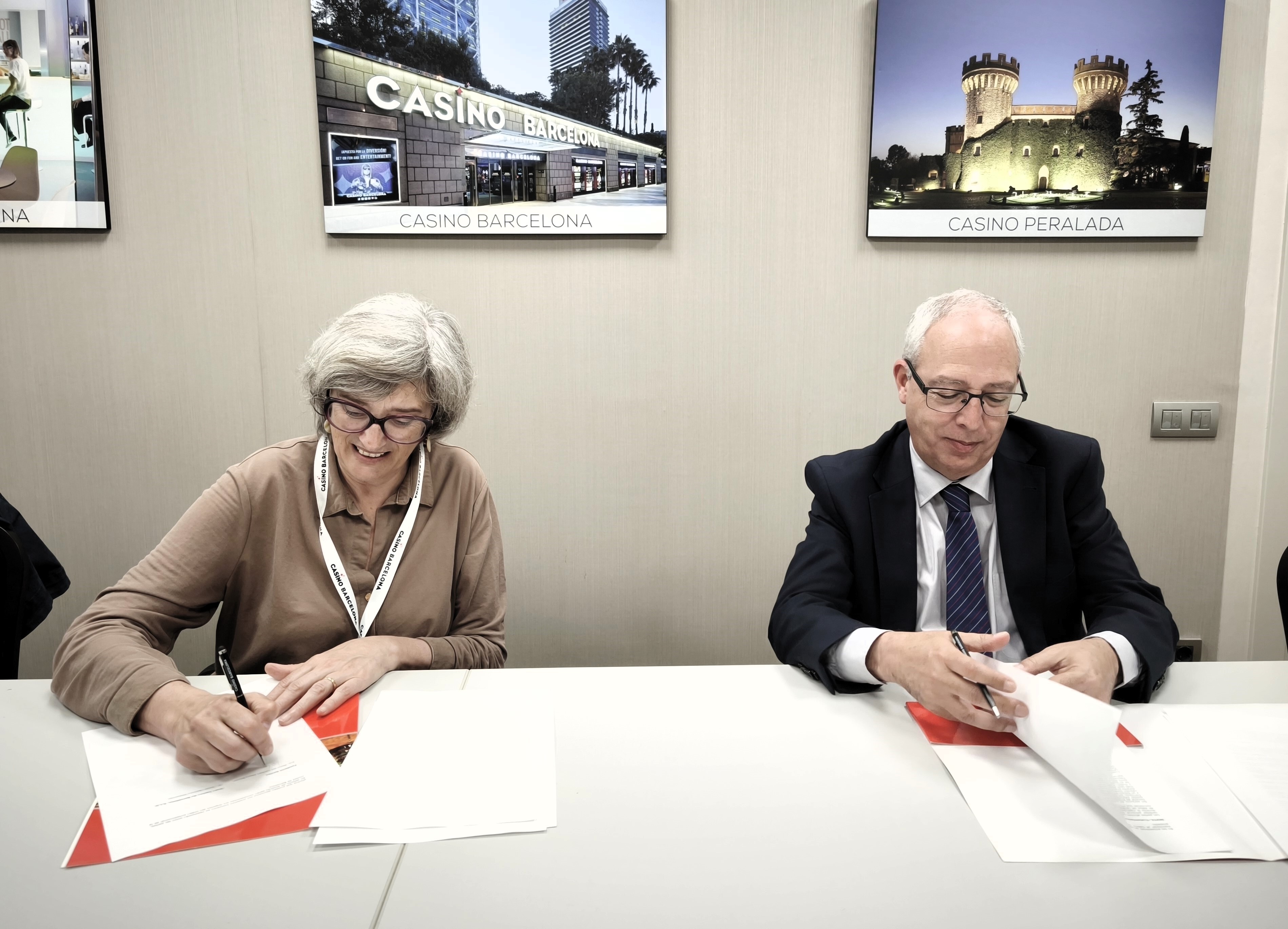 Carmen Olaya, directora de Fundació Gavina, y Xavier Ballena, director de Casino Barcelona-1