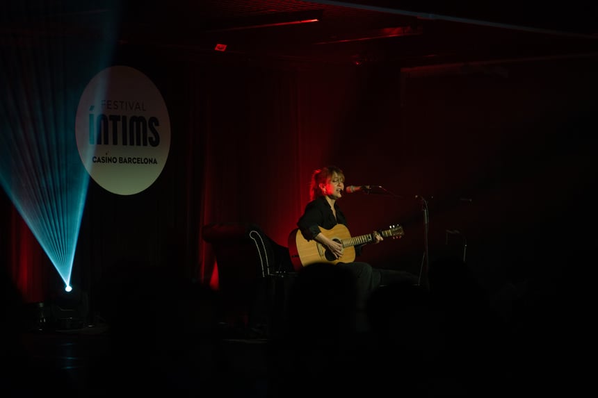 Nena Daconte inaugura el Festival Íntims de Casino Barcelona con un concierto acústico cargado de emoción