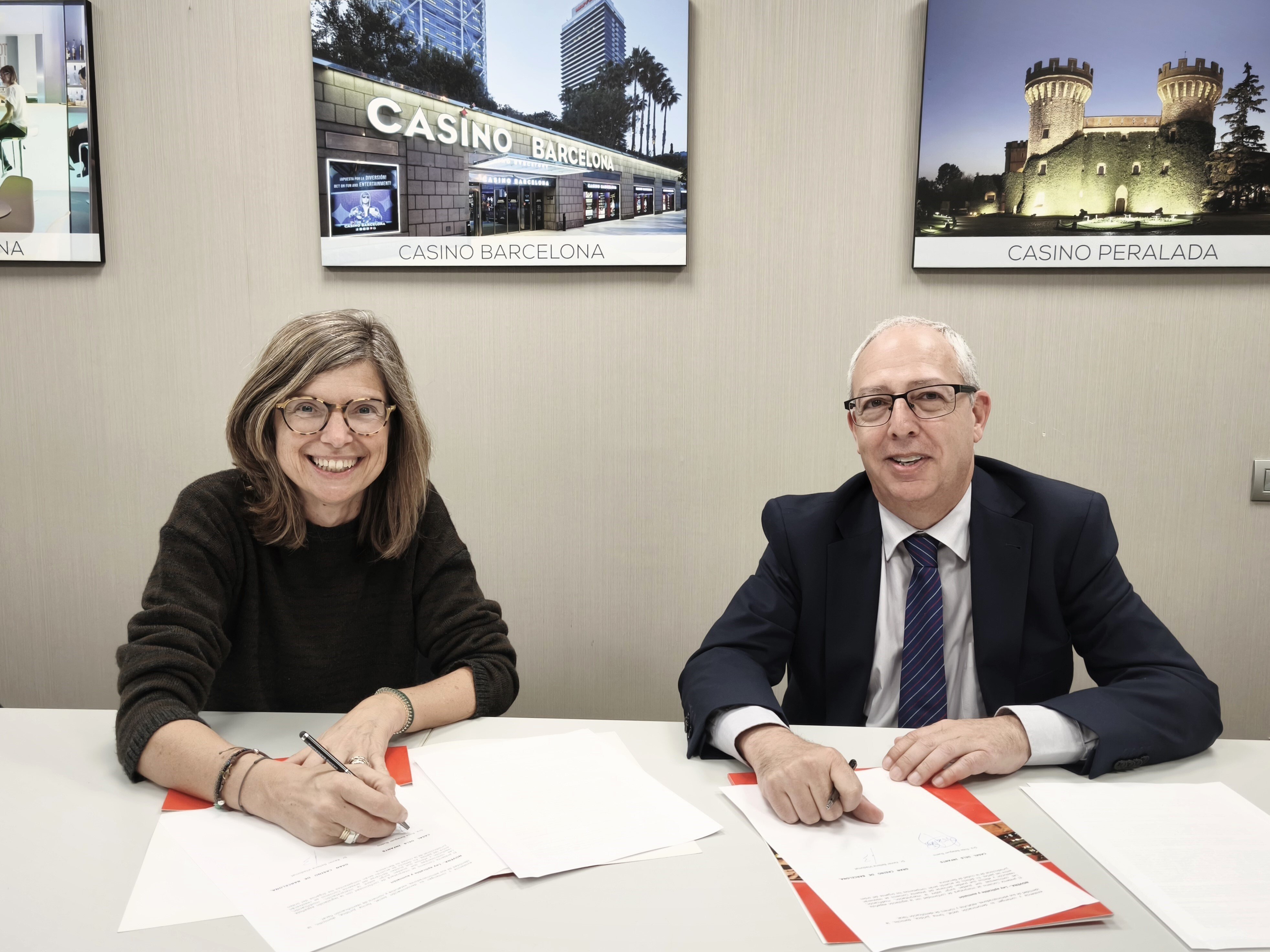 Raquel Ortega, representante de Casal dels Infants, y Xavier Ballena, director de Casino Barcelona